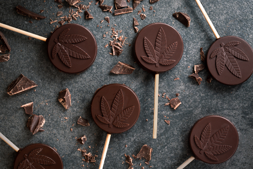 Homemade cannabis chocolate lollipops β DIY cannabis edibles idea.